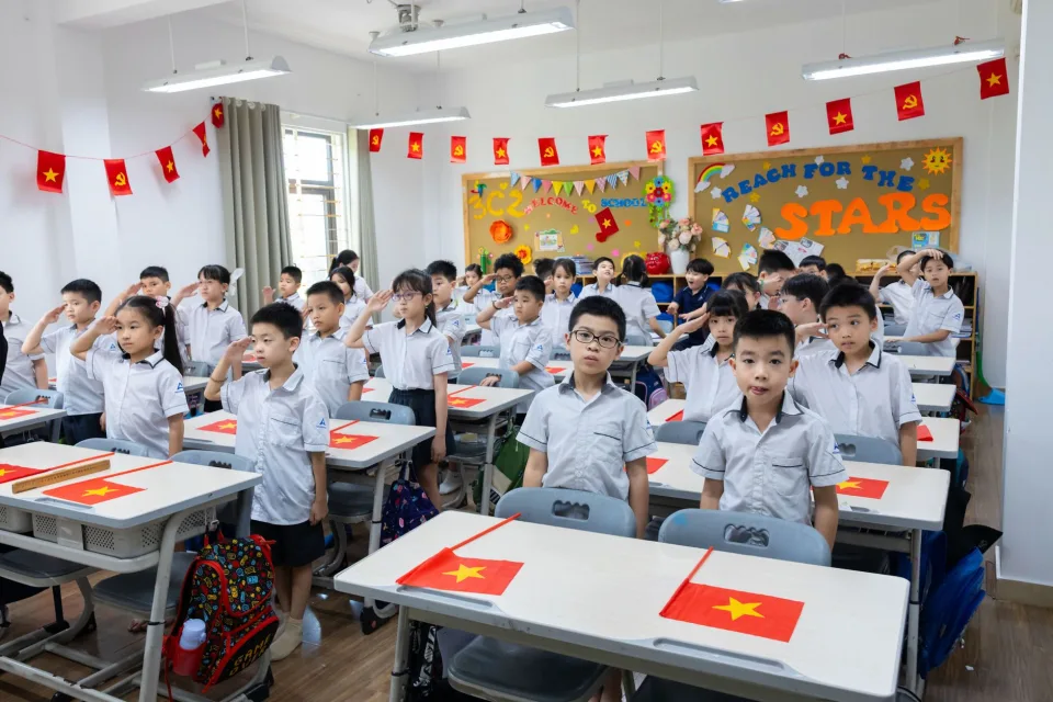 Giảng viên chữa bài